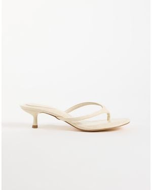 SEQWL Sandales à talon avec bride entre-doigts en croco crème - Blanc