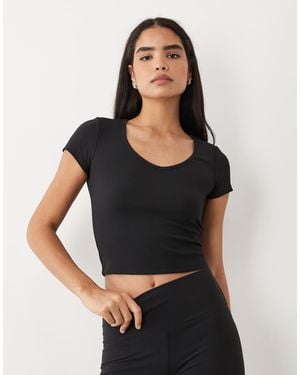 4505 Micro Rib V Neck Performance T-shirt - Black