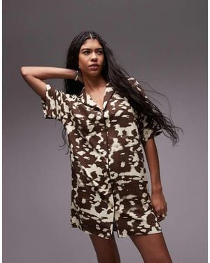 TOPSHOP Vestido Camisero Corto Con Estampado Abstracto De Piel De Vaca Souvenir De - Metálico