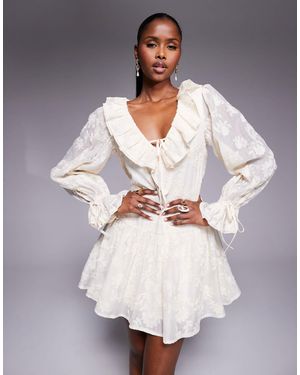 Love Triangle Robe courte à taille basse et détail en dentelle à volants - crème rétro - Gris