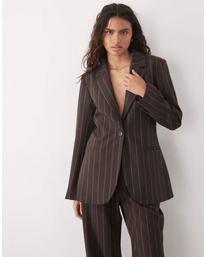 Abercrombie & Fitch Americana Larga Entallada En La Cintura De Conjunto A Rayas Diplomáticas - Marrón