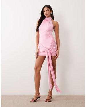 Ruched & Ready Vestido Corto Rosa Pastel Moldeador Con Cuello Halter Y Detalle Anudado Drapeado En La Cintura Premium De