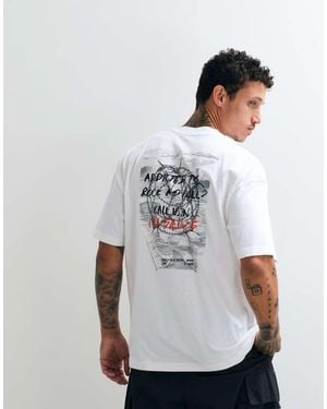 AllSaints Camiseta De Manga Corta Con Logo Gráfico Y Estampado Trasero En Blanco