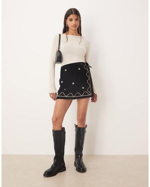 ASOS Fluwelen Mini Rok Met Overslag En Borduursel - Naturel