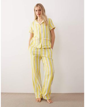 Chelsea Peers Pijama Amarillo A Rayas Onduladas De Pantalones Largos Y Top De Manga Corta Con Cuello De Solapas De - Metálico