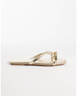 Glamorous Flat Sandals With Toe Ring - White