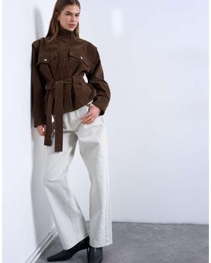 TOPSHOP Chaqueta Con Cuello Alzado Y Cinturón Bajo De Antelina De - Blanco