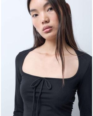 Monki Top De Manga Larga Acampanado En - Negro