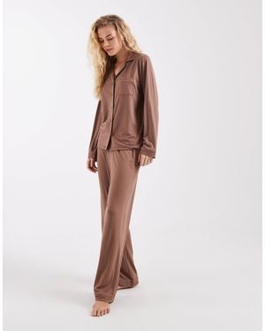 Loungeable Superweiches jersey-pyjama-set mit reversoberteil, weitem bein und paspeldetail - Braun