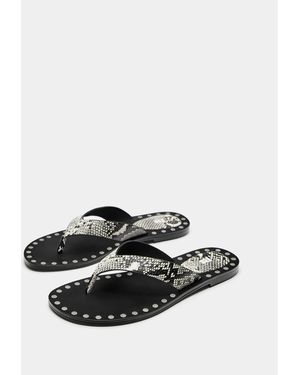Pull&Bear – flache sandalen mit nietenbesatz im kontrastdesign - Weiß