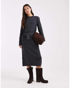 Object Vestido Midi Gris Oscuro Jaspeado Con Detalle De Pliegue En Los Hombros Y Cinturón De Punto De - Blanco