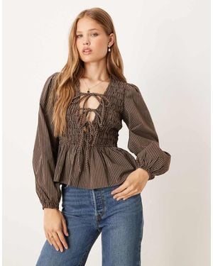 Glamorous Gesmokte Gestreepte Blouse Met Lange Mouwen En Gestrikte Voorkant - Bruin