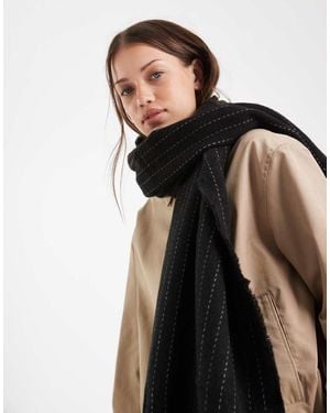 Vero Moda Sciarpa Morbida Nera Con Stampa Gessata E Frange - Nero