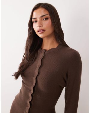 Aria Cove Feinstrick-cardigan mit bogenkantenausschnitt und knopfleiste als co-ord - Braun