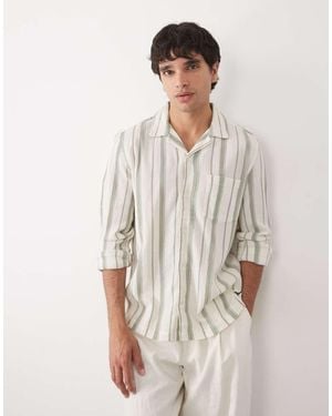 ASOS Camisa Color Crema A Rayas Verdes De Corte Estándar Con Cuello De Solapas De Tejido Texturizado - Neutro
