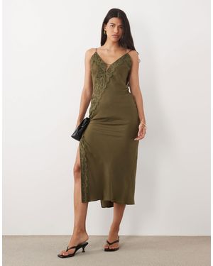 ASOS Satin-cami-midikleid im schrägen schnitt mit spitzenbesatz und seitendetail - Natur