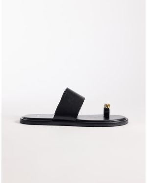 schuh Sandalias De Dedo Negras Con Adorno Dorado Tyme De -Negro