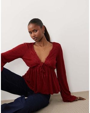 ASOS Diepuitgesneden Top Van Kreukelstof Met Kanten Rand En Uitlopende Mouwen - Rood