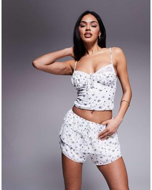 Love Triangle Pantalones Cortos Blancos Y Azules Con Volantes Escalonados Y Estampado Floral De (Parte De Un Conjunto)