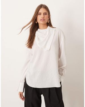 Mango Blouse à fines rayures et ourlet arrondi - Blanc