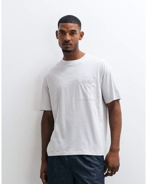ARKET Camiseta Lavada Con Bolsillo En Gris Empolvado - Blanco