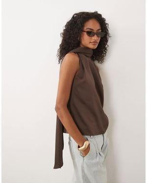 Pretty Lavish Breya satin-schal-kragen-bluse ohne ärmel - Braun