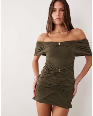 Ruched & Ready Vestido Corto Ajustado Con Diseño Moldeado, Escote Bardot Y Detalles Fruncidos Con Herrajes Dorados De -Verde