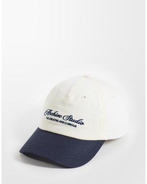 ASOS Gorra De Béisbol En Contraste Con Gráfico De Logotipo En Piedra Y - Blanco