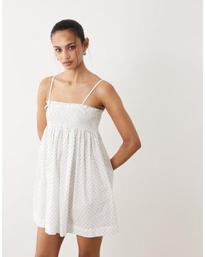 Cotton On Vestido Corto Blanco Sin Mangas Con Estampado De Lunares Pequeños Y Volantes