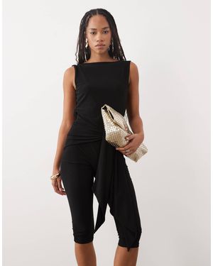 ASOS Jumpsuit mit u-boot-ausschnitt und capri-länge mit bindegürtel - Schwarz