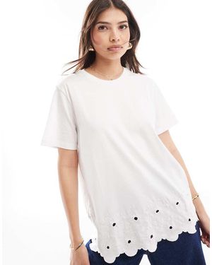 ASOS T-Shirt Bianca Con Fondo Ricamato - Bianco