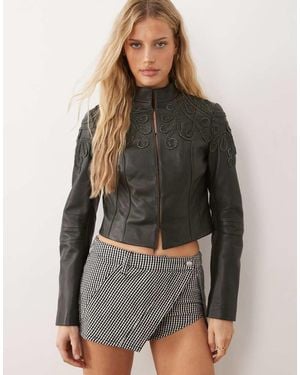 Urbancode Chaqueta Color Espárrago Estructurada Con Detalle Bordado De -Verde - Gris
