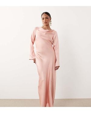TFNC London Maxi Jurk Van Satijn Met Lange Uitlopende Mouwen - Roze