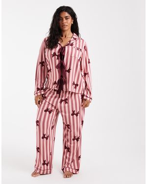 Loungeable Curve ensemble pyjama en jersey ultra-doux avec chemise à nouer sur le devant et pantalon à imprimé nœuds rayé rose - Rouge