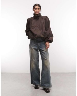 Monki Abrigo Trench Marrón Oscuro Con Cuello Alto Y Mangas Abullonadas