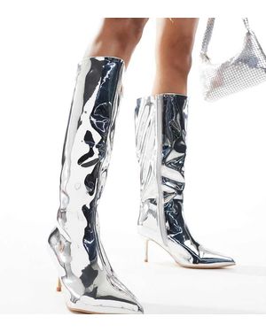 Public Desire Botas Por La Rodilla Plateadas Efecto Espejo De Tacón Bajo Con Puntera Fina Y Caña Recta Amped De -Plateado - Blanco