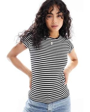 Aware T-Shirt Nera A Righe Con Scollo Rotondo A Maniche Corte - Nero