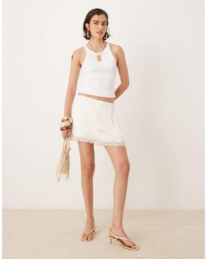 Abercrombie & Fitch Mini jupe-short à taille haute avec détail en dentelle - Neutre