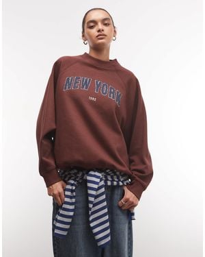 ASOS Oversize-sweatshirt mit raglanärmeln, brushback, new-york-chenille-stickerei - Rot