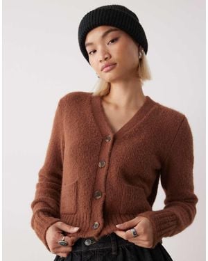 Monki Cardigan Taglio Corto Con Tasche Sul Davanti - Marrone