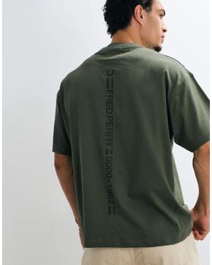 Fred Perry T-Shirt Met Verticale Backprint, Tekstlogo En Graphic - Groen