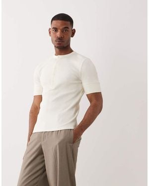 ASOS Geribbeld Net Muscle Fit T-Shirt Met Henley-Hals En Brede Manchetten - Naturel