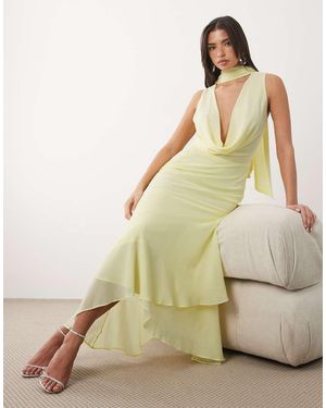 TFNC London Vestido De Dama De Honor Midi Amarillo Pastel Con Cuello Desbocado Y Lazada En El Cuello De Chifón De Plus - Neutro