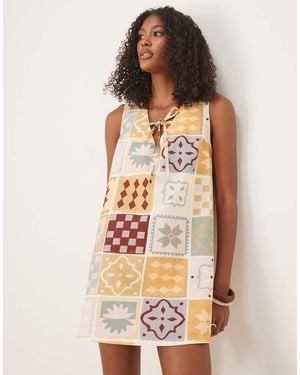ASOS Mini Jurk Met Linnenlook En Gestrikte Voorkant En Tegelprint - Naturel