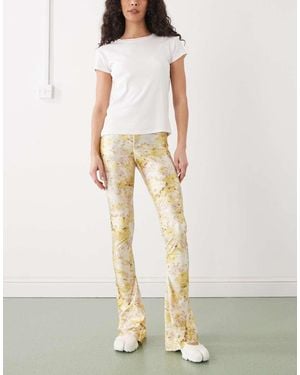 Monki Pantalones De Campana Amarillos De Corte Slim Con Estampado Floral De - Neutro
