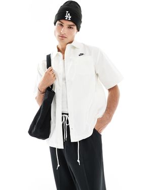 Nike – club – kurzärmliges hemd aus webstoff - Weiß