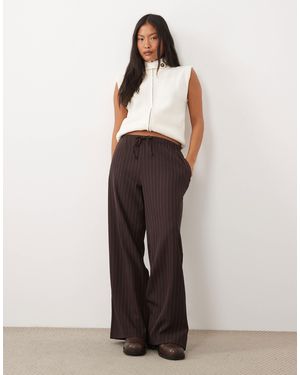 New Look Pantalon large à rayures fines foncé - Marron