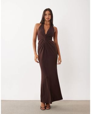 TFNC London Fließendes maxikleid mit tiefem ausschnitt, neckholder, knotendetail und bindeband am rücken - Braun