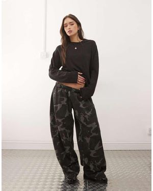 Weekday Oversized Joggingbroek Met Ballonpijpen En Camouflageprint - Wit