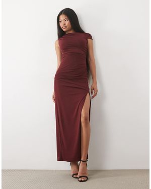 TFNC London Robe longue bordeaux à épaules tombantes, fente haute sur la cuisse - Rouge